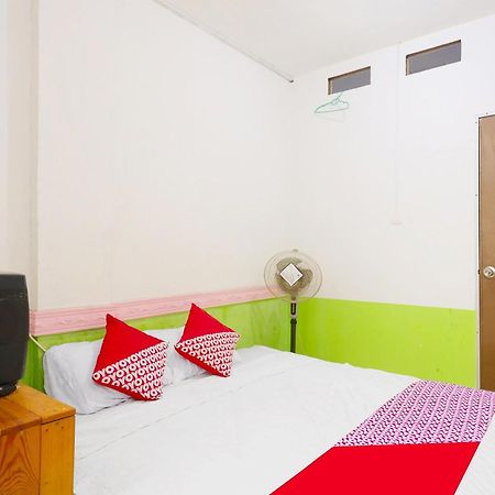 Spot On 91343 Kartika Guest House Syariahnearpantai Stres Jodoh  Exterior foto